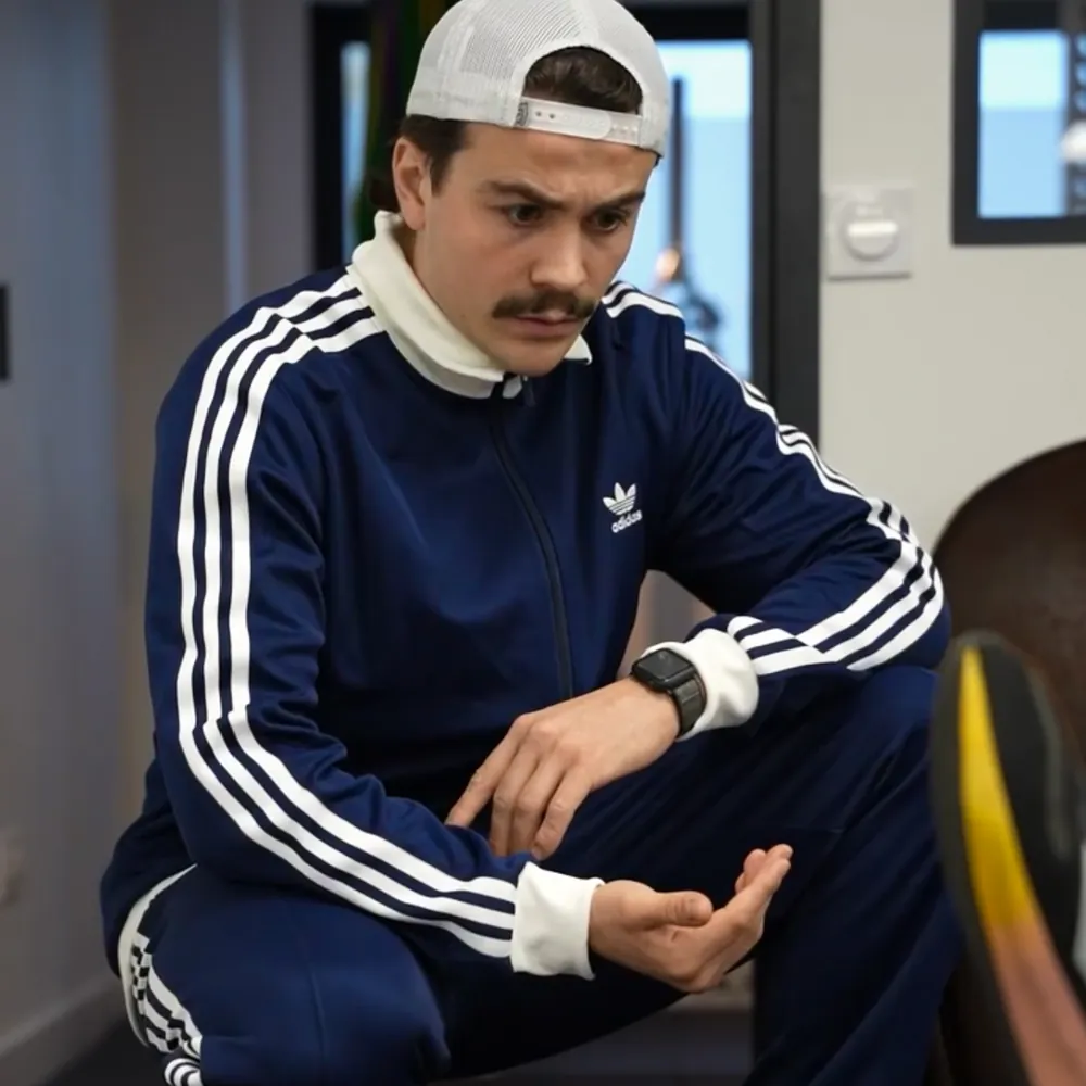 Le coach corrige la position pendant la séance