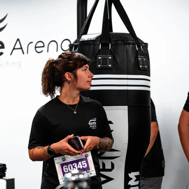 Sac de frappe et mur au logo Forme Arena